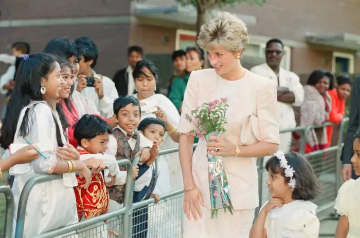 Framed Print : HRH The Princess of Wales, Princess Diana, tours the Guinness Estate in Mansell Street