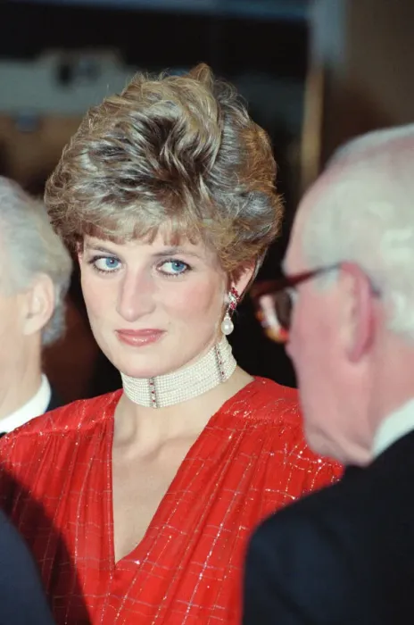 Framed Print : HRH The Princess of Wales, Princess Diana, attends the Odeon Leicester Square premiere of Framed Print : HRH The Princess of Wales, Princess Diana, attends the Odeon Leicester Square premiere of