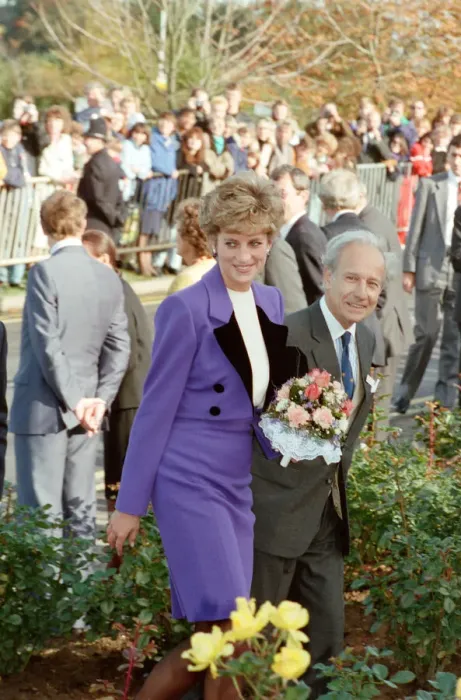 Framed Print : HRH The Princess of Wales, Princess Diana, visits Tunbridge Wells Framed Print : HRH The Princess of Wales, Princess Diana, visits Tunbridge Wells