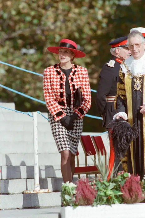 Framed Print : HRH The Princess of Wales, Princess Diana, visits Portsmouth to receive The Freedom of Framed Print : HRH The Princess of Wales, Princess Diana, visits Portsmouth to receive The Freedom of