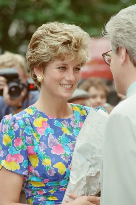 Framed Print : HRH The Princess of Wales, Princess Diana, visits The Lighthouse project for AIDS victims Framed Print : HRH The Princess of Wales, Princess Diana, visits The Lighthouse project for AIDS victims