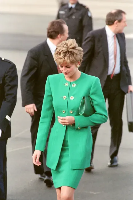 Framed Print : HRH The Princess of Wales, Princess Diana, arrives in Paris, France Framed Print : HRH The Princess of Wales, Princess Diana, arrives in Paris, France