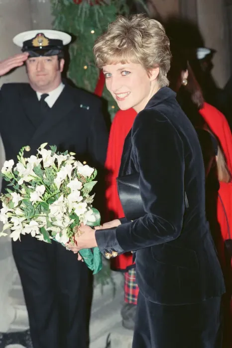 Framed Print : HRH The Princess of Wales, Princess Diana, arrives for the annual Barnados Childrens Charity Christmas Party Framed Print : HRH The Princess of Wales, Princess Diana, arrives for the annual Barnados Childrens Charity Christmas Party