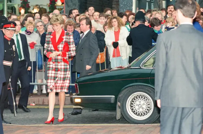 Framed Print : HRH The Princess of Wales, Princess Diana, visits Didsbury Framed Print : HRH The Princess of Wales, Princess Diana, visits Didsbury