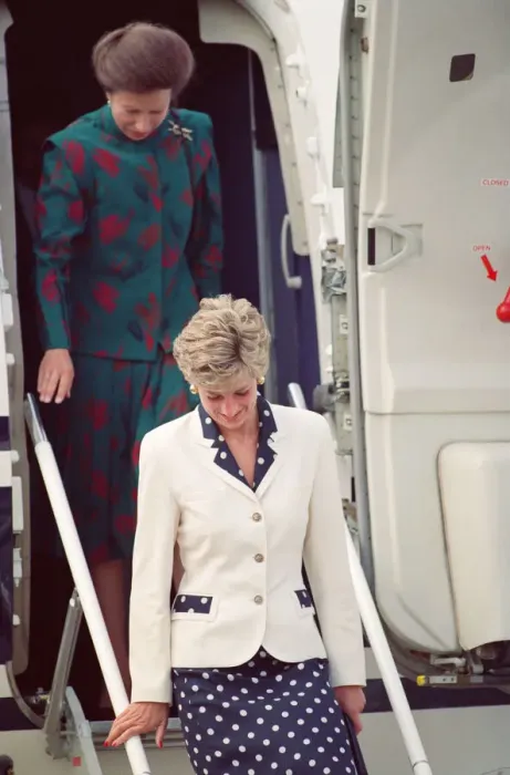 Framed Print : HRH The Princess of Wales, Princess Diana, visits the thermal clothing expert company Framed Print : HRH The Princess of Wales, Princess Diana, visits the thermal clothing expert company