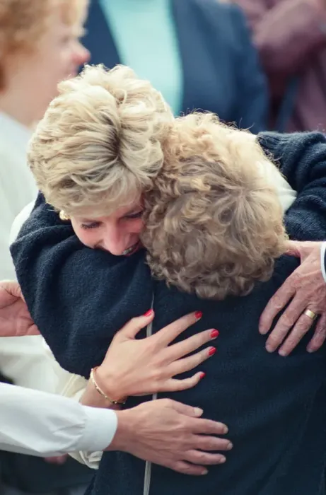 Framed Print : HRH The Princess of Wales, Princess Diana, visits the thermal clothing expert company Framed Print : HRH The Princess of Wales, Princess Diana, visits the thermal clothing expert company