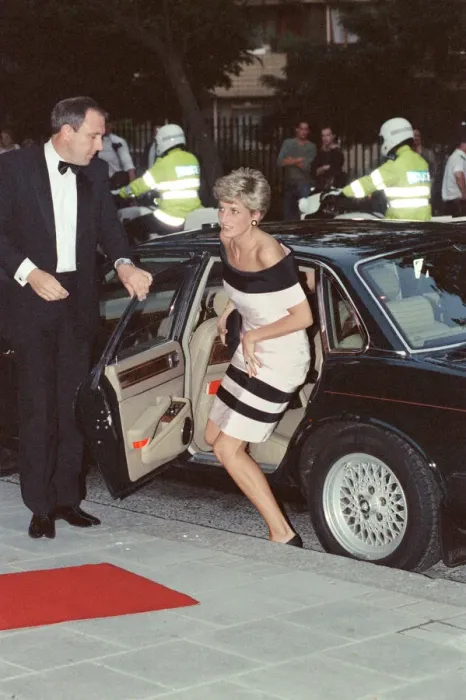 Framed Print : HRH The Princess of Wales, Princess Diana, arrives at Sadlers Wells Theatre in Islington Framed Print : HRH The Princess of Wales, Princess Diana, arrives at Sadlers Wells Theatre in Islington