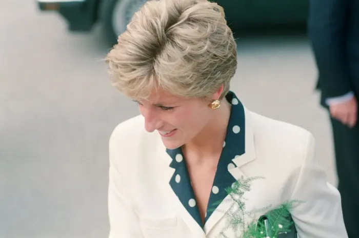 Framed Print : HRH The Princess of Wales, Princess Diana, visits the thermal clothing expert company Framed Print : HRH The Princess of Wales, Princess Diana, visits the thermal clothing expert company