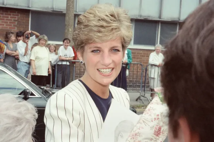 Framed Print : HRH The Princess of Wales, Princess Diana, on a walkabout in Sheffield and Rotherham