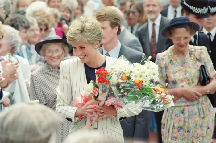 Framed Print : HRH The Princess of Wales, Princess Diana, on a walkabout in Sheffield and Rotherham Framed Print : HRH The Princess of Wales, Princess Diana, on a walkabout in Sheffield and Rotherham