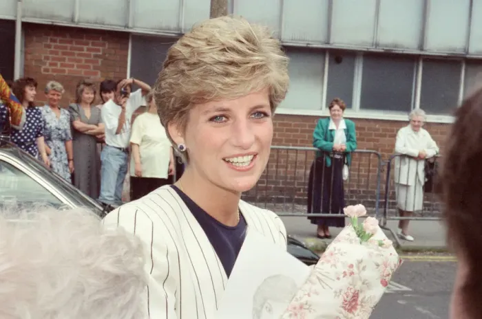 Framed Print : HRH The Princess of Wales, Princess Diana, on a walkabout in Sheffield and Rotherham Framed Print : HRH The Princess of Wales, Princess Diana, on a walkabout in Sheffield and Rotherham
