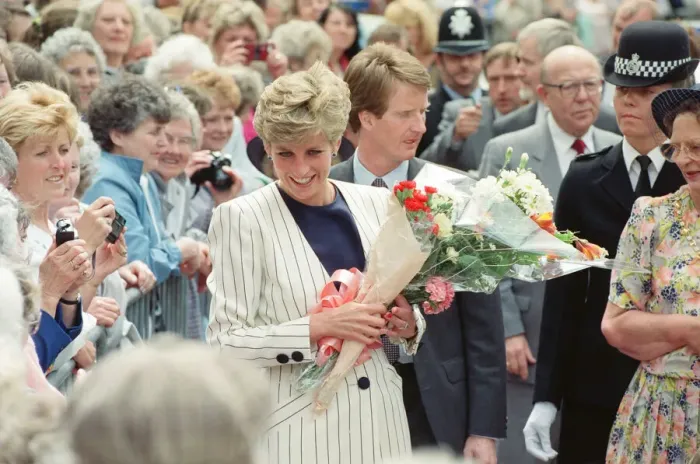 Framed Print : HRH The Princess of Wales, Princess Diana, on a walkabout in Sheffield and Rotherham Framed Print : HRH The Princess of Wales, Princess Diana, on a walkabout in Sheffield and Rotherham