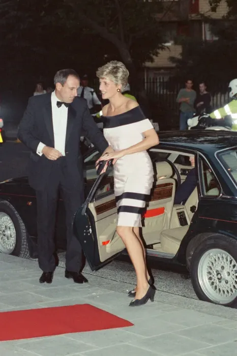 Framed Print : HRH The Princess of Wales, Princess Diana, arrives at Sadlers Wells Theatre in Islington Framed Print : HRH The Princess of Wales, Princess Diana, arrives at Sadlers Wells Theatre in Islington
