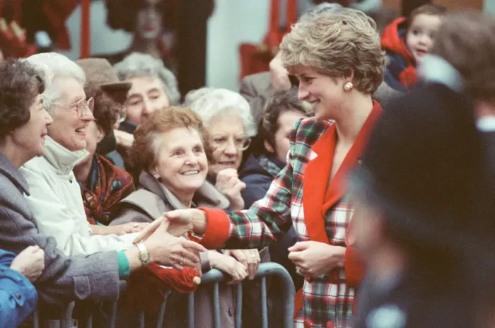 Framed Print : HRH The Princess of Wales, Princess Diana, visits Didsbury Framed Print : HRH The Princess of Wales, Princess Diana, visits Didsbury