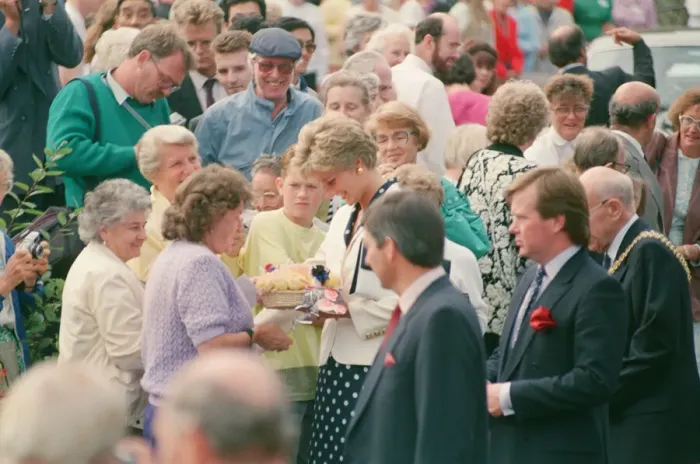 Framed Print : HRH The Princess of Wales, Princess Diana, visits the thermal clothing expert company Framed Print : HRH The Princess of Wales, Princess Diana, visits the thermal clothing expert company