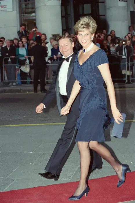 Framed Print : HRH The Princess of Wales, Princess Diana, arrives at The Aldwych Theatre in Framed Print : HRH The Princess of Wales, Princess Diana, arrives at The Aldwych Theatre in