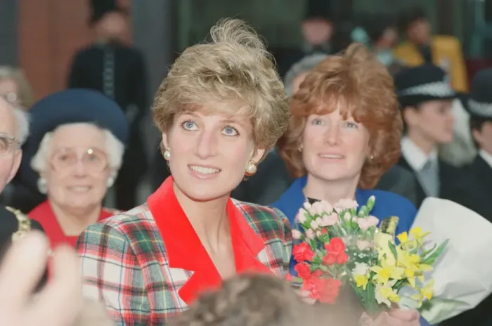Framed Print : HRH The Princess of Wales, Princess Diana, visits Didsbury Framed Print : HRH The Princess of Wales, Princess Diana, visits Didsbury