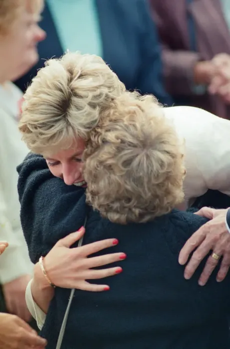 Framed Print : HRH The Princess of Wales, Princess Diana, visits the thermal clothing expert company Framed Print : HRH The Princess of Wales, Princess Diana, visits the thermal clothing expert company