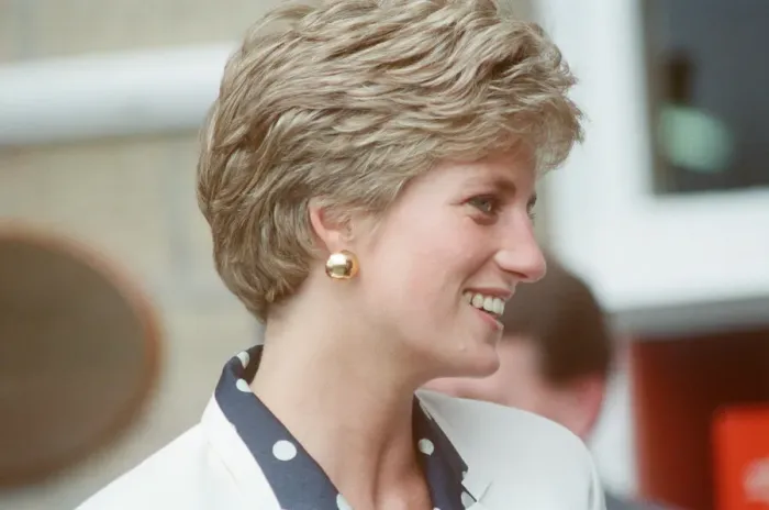 Framed Print : HRH The Princess of Wales, Princess Diana, visits the thermal clothing expert company Framed Print : HRH The Princess of Wales, Princess Diana, visits the thermal clothing expert company