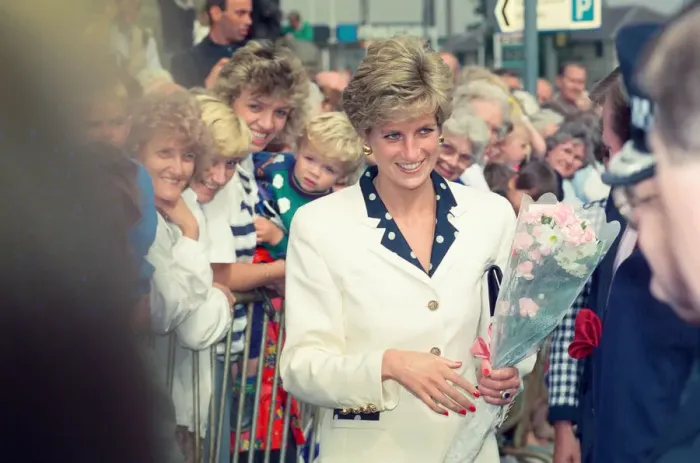 Framed Print : HRH The Princess of Wales, Princess Diana, visits the thermal clothing expert company Framed Print : HRH The Princess of Wales, Princess Diana, visits the thermal clothing expert company