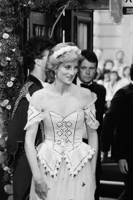 Framed Print : HRH The Princess of Wales, Princess Diana arrives at the Royal Opera House for the Royal Framed Print : HRH The Princess of Wales, Princess Diana arrives at the Royal Opera House for the Royal