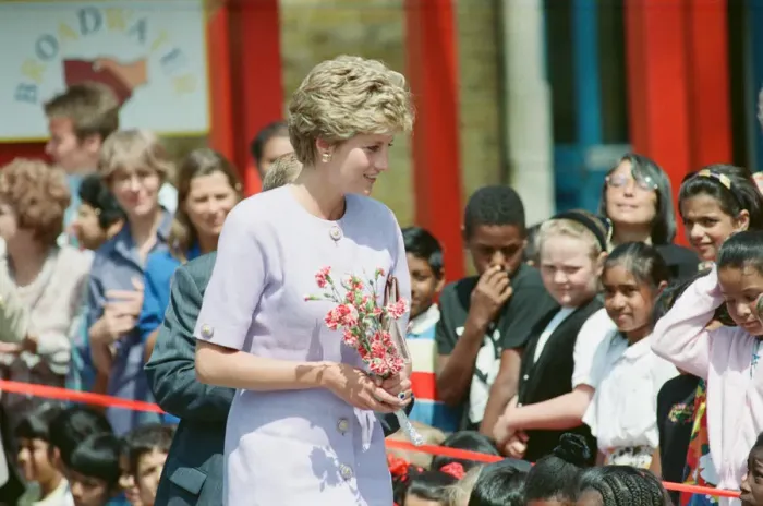 Framed Print : HRH The Princess of Wales, Princess Diana, meets the students