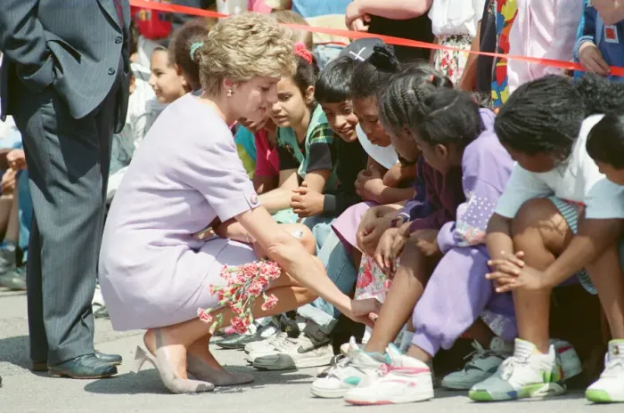 Framed Print : HRH The Princess of Wales, Princess Diana, meets the students Framed Print : HRH The Princess of Wales, Princess Diana, meets the students
