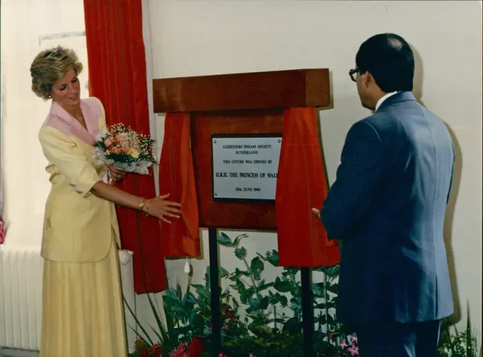 Framed Print : HRH, The Princess of Wales, Princess Diana unveils a plaque to The Alzheimer Disease Framed Print : HRH, The Princess of Wales, Princess Diana unveils a plaque to The Alzheimer Disease