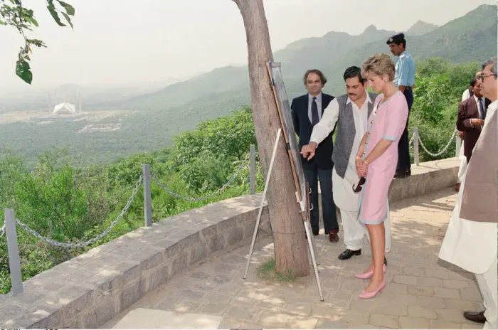 Framed Print : HRH The Princess of Wales, Princess Diana visits Islamabad, Pakistan in September 1991