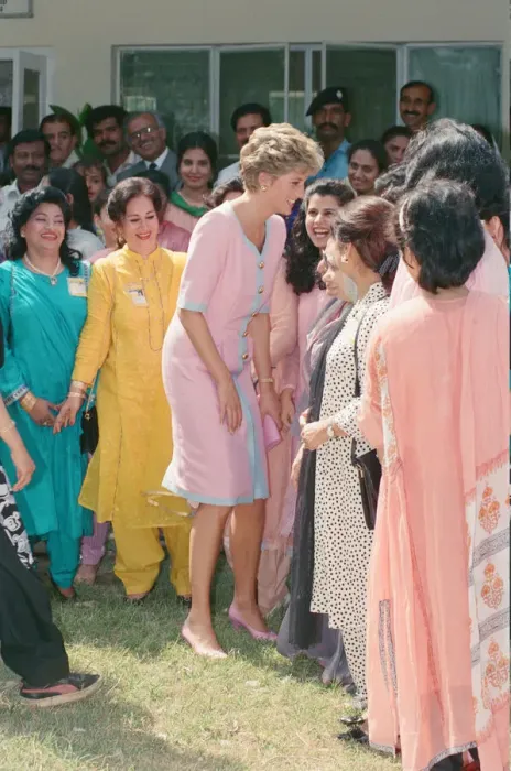 Framed Print : HRH The Princess of Wales, Princess Diana visits Islamabad, Pakistan in September 1991 Framed Print : HRH The Princess of Wales, Princess Diana visits Islamabad, Pakistan in September 1991
