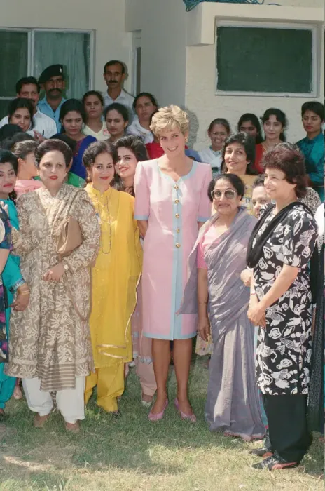 Framed Print : HRH The Princess of Wales, Princess Diana visits Islamabad, Pakistan in September 1991 Framed Print : HRH The Princess of Wales, Princess Diana visits Islamabad, Pakistan in September 1991