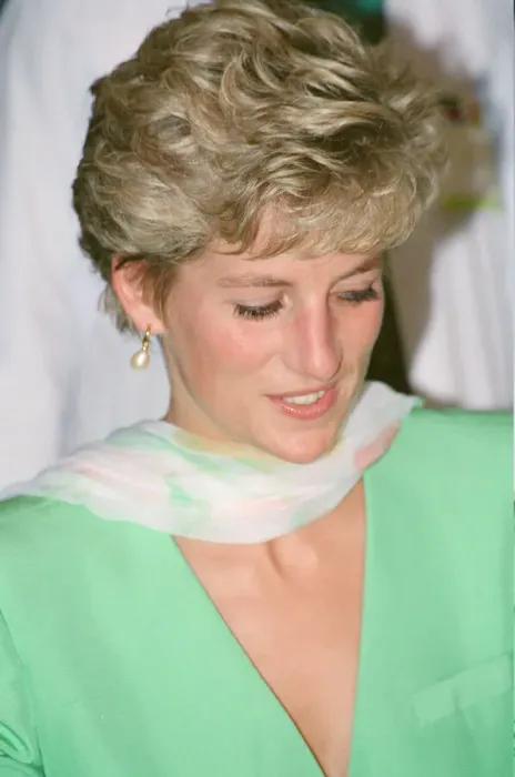 Framed Print : HRH, The Princess of Wales, Princess Diana visits Pakistan in September 1991 Framed Print : HRH, The Princess of Wales, Princess Diana visits Pakistan in September 1991