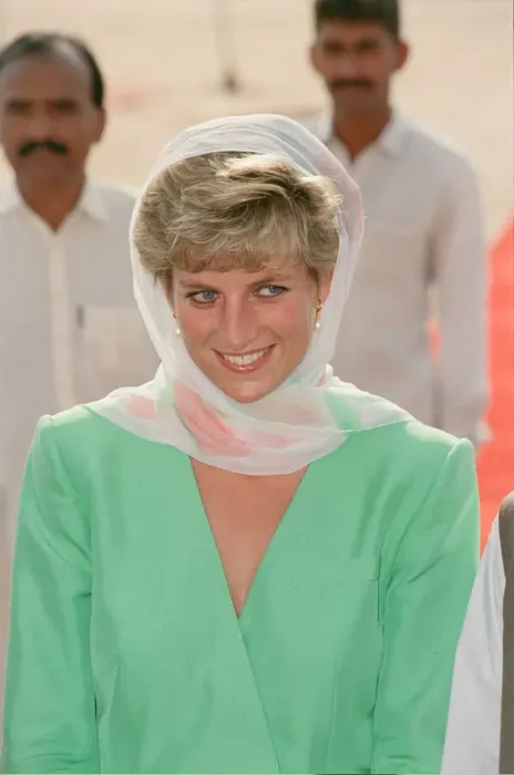 Framed Print : HRH, The Princess of Wales, Princess Diana visits Pakistan in September 1991 Framed Print : HRH, The Princess of Wales, Princess Diana visits Pakistan in September 1991