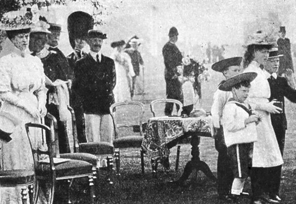 HRH The Princess of Wales at the Start of the Marathon Race in Windsor 24th July 1908 ***