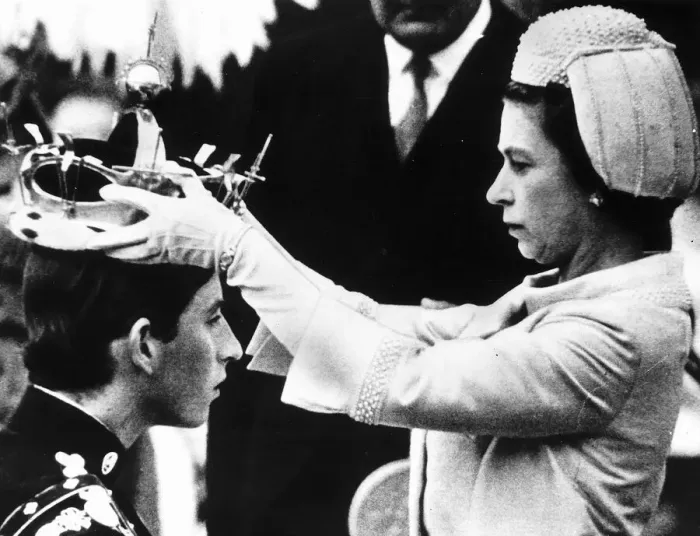Framed Print : HRH Queen Elizabeth II places the crown on the head of Prince Charles in July 1969 Framed Print : HRH Queen Elizabeth II places the crown on the head of Prince Charles in July 1969