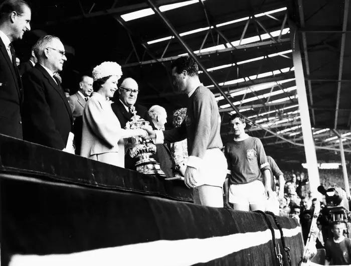 Framed Print : HRH Queen Elizabeth II presenting the FA cup to Noel Cantwell