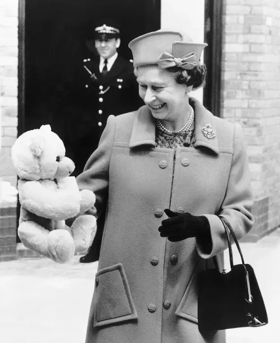 Framed Print : HRH Queen Elizabeth II With teddy bear for Princess Beatrice June 1989 Framed Print : HRH Queen Elizabeth II With teddy bear for Princess Beatrice June 1989