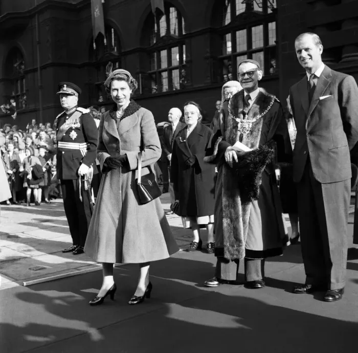 Framed Print : HRH Queen Elizabeth ll October 1954 visits the North of England - Sheffield Framed Print : HRH Queen Elizabeth ll October 1954 visits the North of England - Sheffield