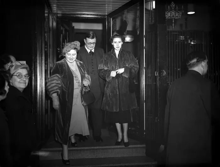 Framed Print : HRH Queen Elizabeth Queen Mother December 1953 and Princess Margaret go Christmas Framed Print : HRH Queen Elizabeth Queen Mother December 1953 and Princess Margaret go Christmas