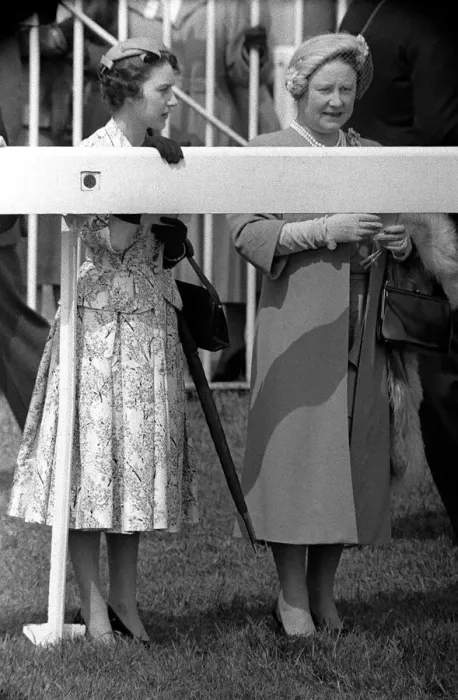 Framed Print : HRH Queen Elizabeth Queen Mother at Epsom Oaks with Princess Margaret to watch