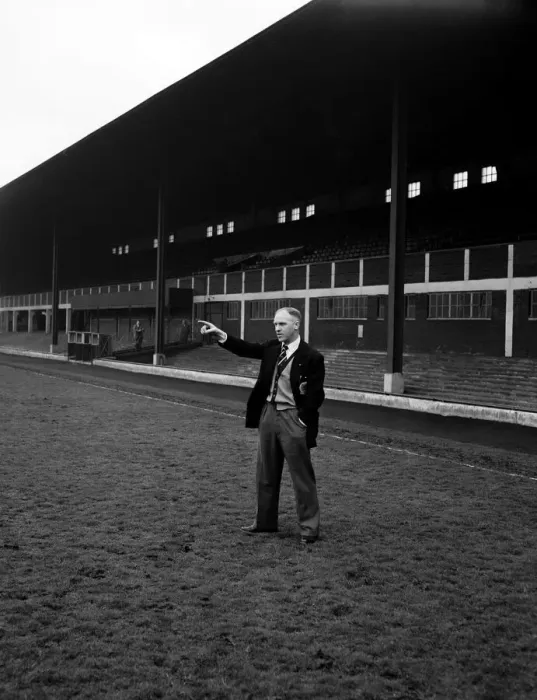 Framed Print : Huddersfield Town manager Bill Shankly during a training session at the clubs ground Framed Print : Huddersfield Town manager Bill Shankly during a training session at the clubs ground