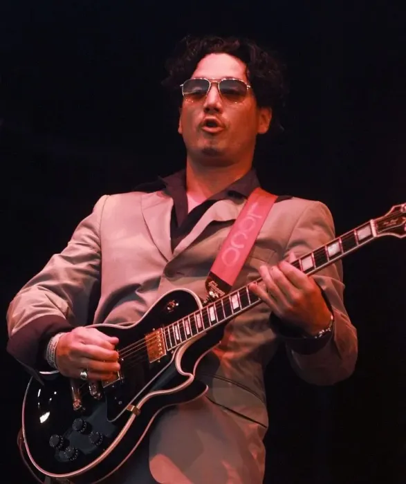 Framed Print : Huey from the Fun Lovin Criminals June 1999 performing on stage at the Glastonbury