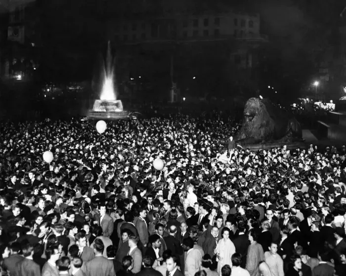 Framed Print : A huge crowd packs floodlit Trafalgar Square last night to hear the first General