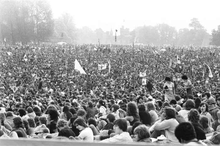 Framed Print : Huge crowds gather to watch the Rolling Stones in concert at Knebworth House Framed Print : Huge crowds gather to watch the Rolling Stones in concert at Knebworth House