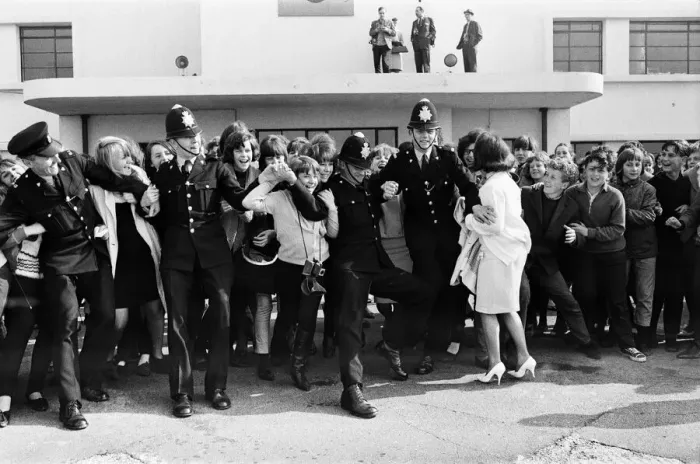 Framed Print : Huge crowds greet the arrival of Manchester pop group The Hollies at Shoreham airport Framed Print : Huge crowds greet the arrival of Manchester pop group The Hollies at Shoreham airport