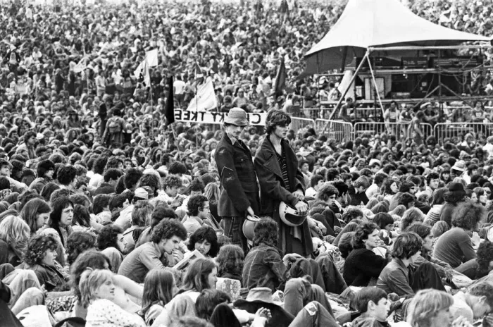 Framed Print : Hugh crowds gather to watch the Rolling Stones in concert at Knebworth House Framed Print : Hugh crowds gather to watch the Rolling Stones in concert at Knebworth House