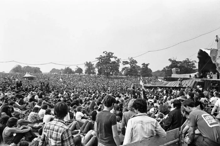 Framed Print : Hugh crowds gather to watch the Rolling Stones in concert at Knebworth House Framed Print : Hugh crowds gather to watch the Rolling Stones in concert at Knebworth House