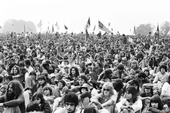 Framed Print : Hugh crowds gather to watch the Rolling Stones in concert at Knebworth House Framed Print : Hugh crowds gather to watch the Rolling Stones in concert at Knebworth House