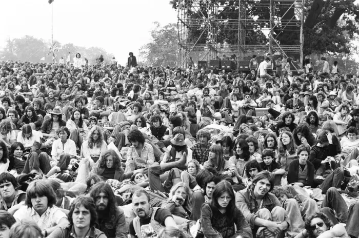 Framed Print : Hugh crowds gather to watch the Rolling Stones in concert at Knebworth House Framed Print : Hugh crowds gather to watch the Rolling Stones in concert at Knebworth House