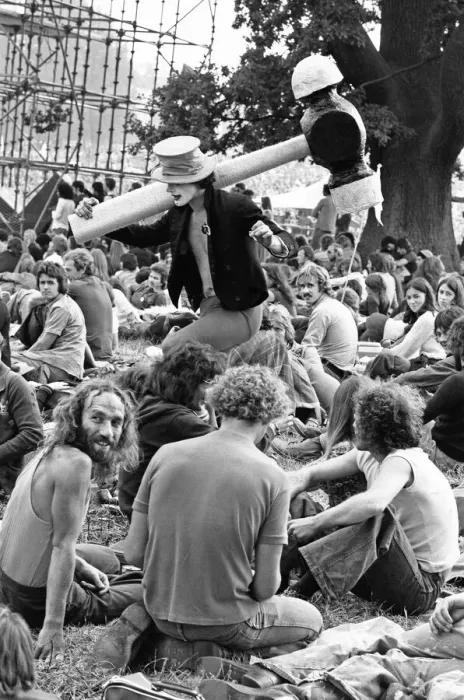Framed Print : Hugh crowds gather to watch the Rolling Stones in concert at Knebworth House Framed Print : Hugh crowds gather to watch the Rolling Stones in concert at Knebworth House